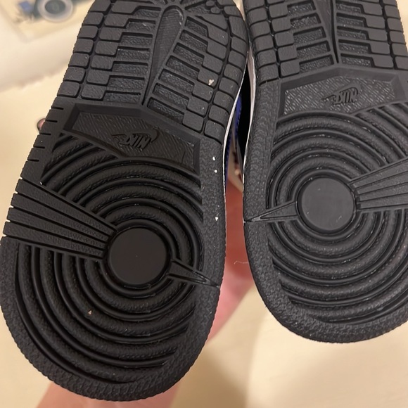 Sneakers - Picture 2 of 4